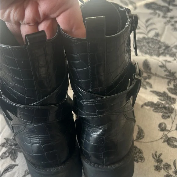 MIA Black Faux Croc-Embossed Combat Boots size 6 - Picture 7 of 8